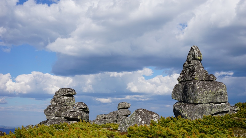 камни